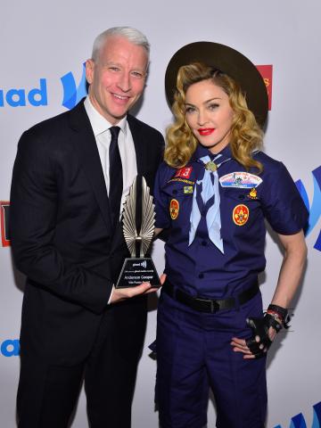 Anderson_Cooper_Madonna_backstage_1